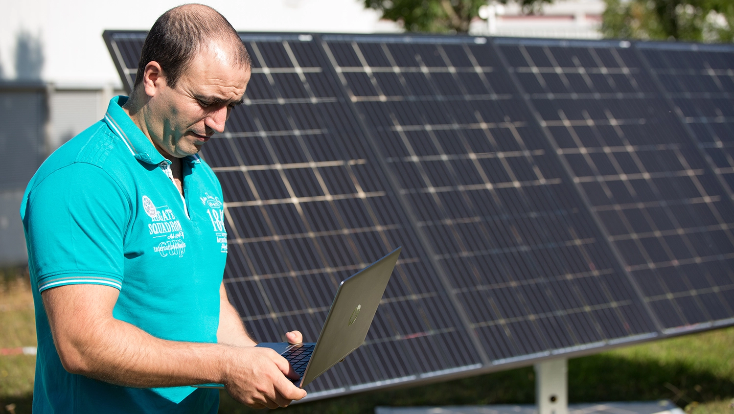 Le coordinateur du projet ASIMUTE, devant des panneaux solaires